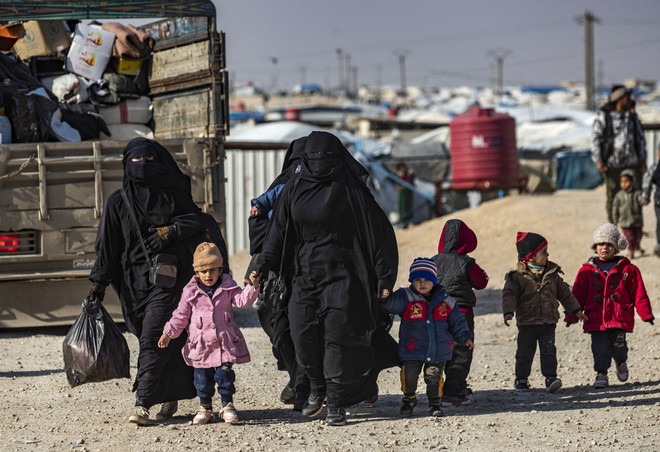 Phụ nữ và trẻ em Syria tại trại tị nạn al-Hol ở tỉnh Hasakeh, miền Đông Bắc Syria ngày 28/1/2021. (Ảnh: AFP/TTXVN) Việt Nam đề cao vai trò trung tâm của giải pháp chính trị cho Syria ảnh 1