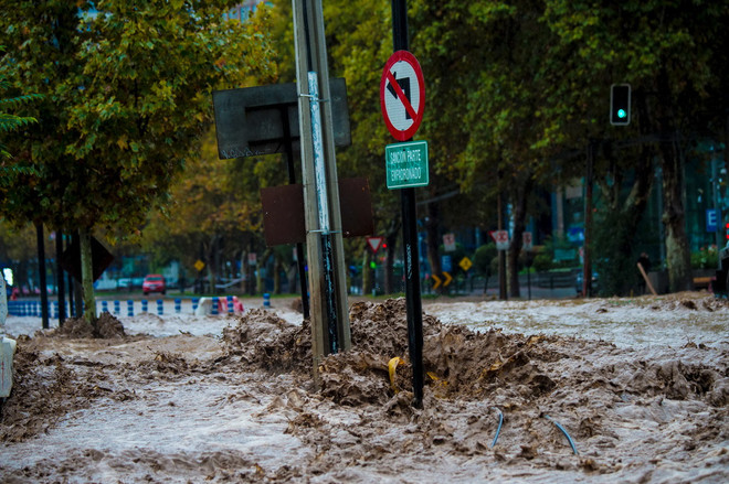 Cảnh ngập lụt do mưa lớn tại Santiago, Chile ngày 17/4. (Nguồn: AFP/TTXVN) Hàng nghìn người phải sơ tán do lũ lụt hoành hành tại Nam Mỹ ảnh 1