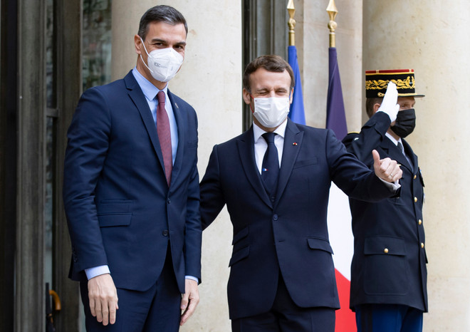 Thủ tướng Pháp, Tây Ban Nha cách ly do tiếp xúc với Tổng thống Macron ảnh 1