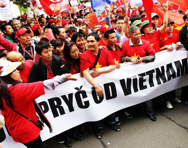 Cộng đồng người Việt Nam tại Séc phản đối hành động của Trung Quốc tại Biển Đông. (Ảnh: Quang Vinh/Vietnam+) Người Việt tại Séc ra tuyên bố phản đối hành động của Trung Quốc ảnh 1
