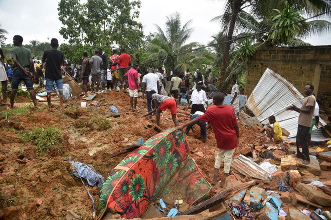 Hiện trường vụ sạt lở đất. (Ảnh: AFP) Bờ Biển Ngà: Sạt lở đất ở Abidjan gây nhiều thương vong ảnh 1