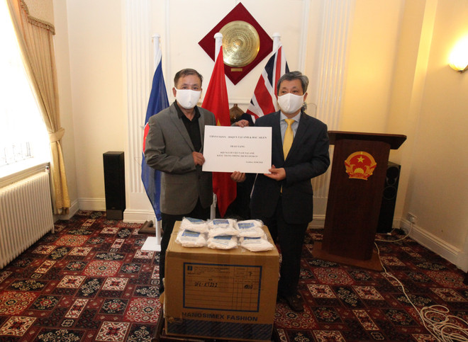 Trao tặng khẩu trang cho cộng đồng người Việt Nam tại Anh ảnh 1