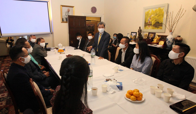 Trao tặng khẩu trang cho cộng đồng người Việt Nam tại Anh ảnh 2