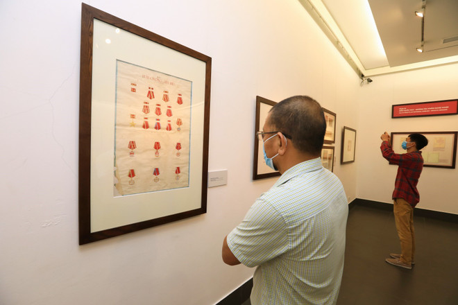 Khai mạc Triển lãm Phác thảo mẫu Quốc huy của hoạ sỹ Bùi Trang Chước ảnh 2