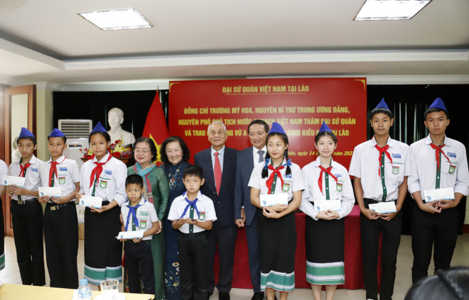 Trao học bổng Vừ A Dính cho con em Việt kiều học giỏi tại Lào ảnh 2