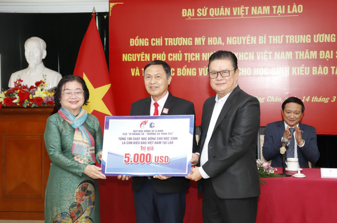 Trao học bổng Vừ A Dính cho con em Việt kiều học giỏi tại Lào ảnh 1