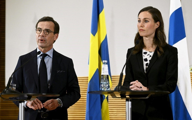 Thủ tướng Thụy Điển Ulf Kristersson trong cuộc họp báo chung với người đồng cấp Phần Lan Sanna Marin tại Helsinki, ngày 1/11/2022. (Ảnh: AFP/TTXVN) Thụy Điển nhận định nhiều khả năng Phần Lan gia nhập NATO trước ảnh 1