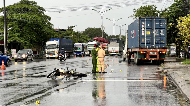 Quảng Trị: Va chạm với xe đầu kéo, hai anh em đi xe máy thương vong ảnh 1