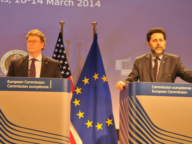 Trưởng đoàn đàm phán TTIP của Mỹ Dan Mullaney (trái) và trưởng đoàn đàm phán EU Ignacio Garcia Bercero. (Ảnh: AFP/TTXVN) Mỹ và EU không đạt được đột phá trong đàm phán TTIP vòng 5 ảnh 1