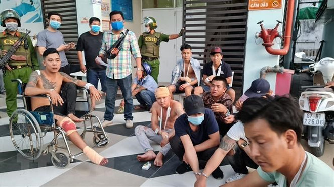 Các đối tượng đi trên xe ôtô 16 chỗ bị chém trọng thương. (Ảnh: TTXVN phát) Vụ hỗn chiến trên Quốc lộ 91: Khởi tố, tạm giam thêm 16 đối tượng ảnh 1