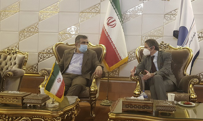 Tổng Giám đốc Cơ quan Năng lượng nguyên tử quốc tế (IAEA) Rafael Grossi (phải) trao đổi với Người phát ngôn Cơ quan Năng lượng nguyên tử Iran (AEOI) Behrouz Kamalvandi ngày 20/2/2021. (Ảnh: AP) Giám đốc IAEA thăm Iran, tháo gỡ bế tắc về thanh sát cơ sở hạt nhân ảnh 1