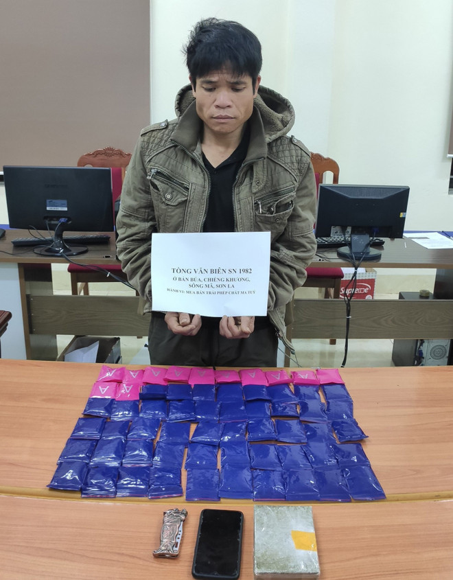 Sơn La: Bắt giữ đối tượng mua bán 1 bánh heroin và 12.000 viên ma túy ảnh 1
