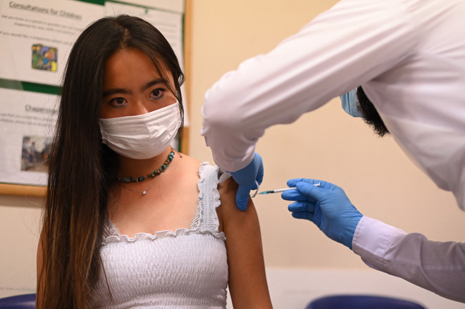 Tiêm vaccine ngừa COVID-19 của hãng Pfizer/BioNTech cho trẻ em tại một trung tâm y tế ở London, Anh ngày 5/6/2021. (Ảnh: AFP/TTXVN) Tình hình dịch COVID-19 sáng 9/6: Các nước đẩy nhanh việc tiêm chủng ảnh 2