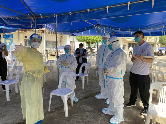 Một điểm xét nghiệm COVID-19 tại Vientiane, Lào. (Ảnh: THX/TTXVN) Campuchia tái áp đặt tình trạng "Vàng sậm" tại một số nơi ở Phnom Penh ảnh 2