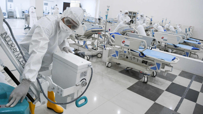 Một khu chăm sóc bệnh nhân COVID-19 tại Jakarta. (Ảnh: Reuters) Trung Quốc giúp Indonesia xây trung tâm sản xuất vaccine hiện đại ảnh 1