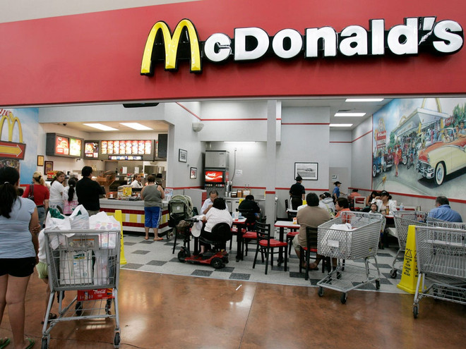 Một cửa hàng của McDonald's trong siêu thị Walmart. (Ảnh: AP) McDonald’s đóng hàng trăm cửa hàng nằm trong chuỗi siêu thị Walmart ảnh 1