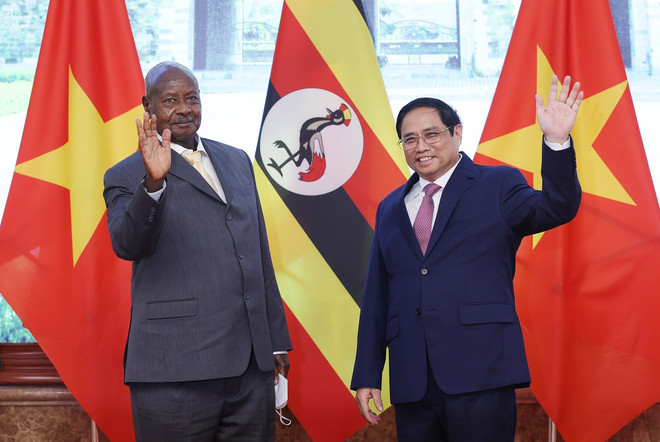 Thủ tướng Phạm Minh Chính và Tổng thống Uganda Yoweri Kaguta Museveni chụp ảnh chung. (Ảnh: Dương Giang/TTXVN) Việt Nam-Uganda đẩy mạnh hợp tác kinh tế, nâng kim ngạch thương mại ảnh 1