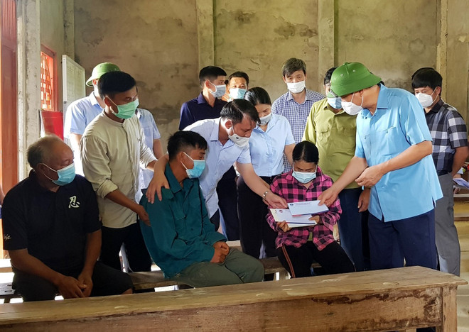 Thăm hỏi động viên gia đình có 3 cháu nhỏ thiệt mạng do sạt lở đất ảnh 1