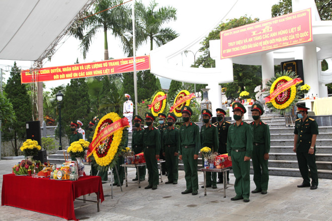 Lễ truy điệu 3 hài cốt liệt sỹ hy sinh trong trận chiến đấu bảo vệ Tổ quốc tại thôn Nặm Ngặt (xã Thanh Thủy, huyện Vị Xuyên) tại Nghĩa trang Liệt sỹ Quốc gia Vị Xuyên. (Ảnh: Minh Tâm/TTXVN) Truy điệu và an táng hài cốt liệt sỹ tại Nghĩa trang Quốc gia Vị Xuyên ảnh 1