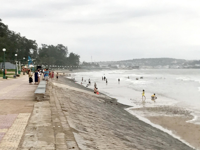 Bãi biển Đồi Dương (thành phố Phan Thiết) có sóng lớn vào chiều ngày 27/7. (Ảnh: Nguyễn Thanh/TTXVN) Bình Thuận: Tìm thấy thi thể nam thanh niên bị sóng biển cuốn trôi ảnh 1