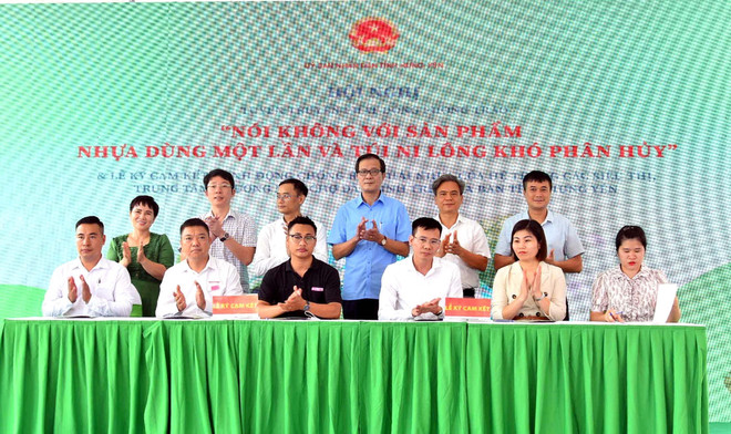 Các doanh nghiệp trên địa bàn tỉnh Hưng Yên ký cam kết hành động chống rác thải nhựa. (Ảnh: Đinh Văn Nhiều/TTXVN) Hưng Yên phát động "Nói không với sản phẩm nhựa dùng một lần" ảnh 1
