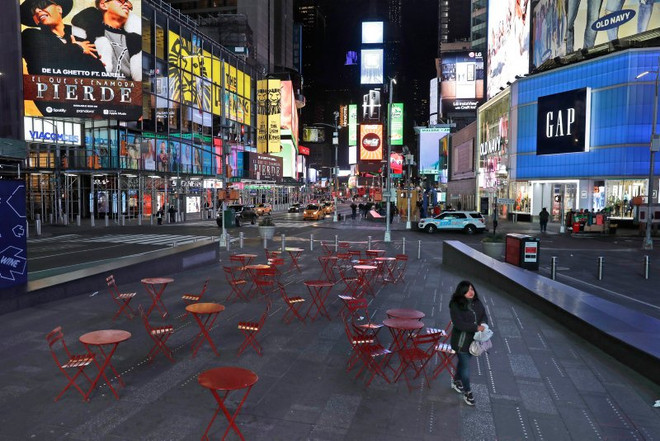Thành phố New York vắng bóng người do lệnh phong toả. (Ảnh: AP) Nhiều người dân Mỹ phản đối mở cửa sớm nền kinh tế ảnh 1
