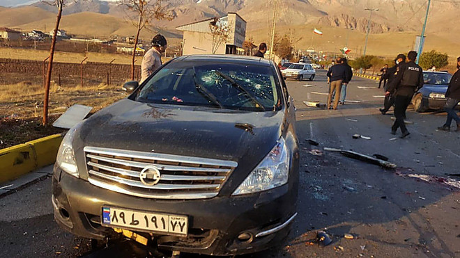 Chiếc xe của nhà khoa học hạt nhân Iran Mohsen Fakhrizadeh bị phá hủy trong một vụ tấn công vũ trang ở thành phố Absard, gần Tehran. (Ảnh: AFP/TTXVN) Thành viên lực lượng vũ trang tham gia ám sát "cha đẻ" hạt nhân Iran ảnh 1