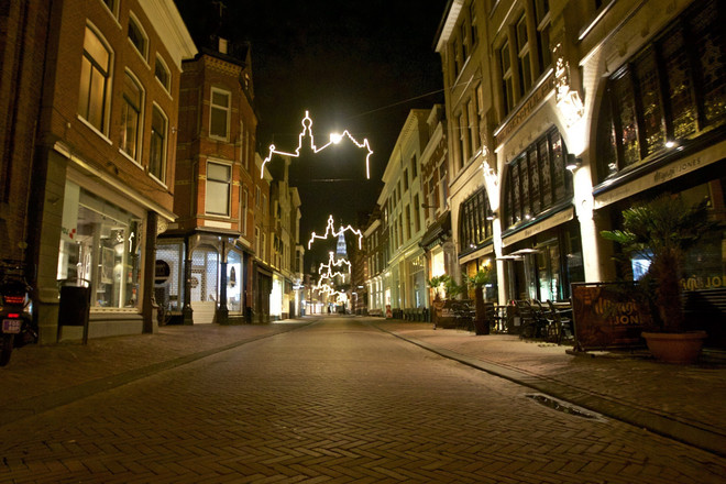 Cảnh vắng vẻ trên đường phố tại Haarlem, Hà Lan, ngày 23/1/2021, trong bối cảnh các biện pháp hạn chế do dịch COVID-19 được áp đặt. (Ảnh: THX/TTXVN) Hà Lan gia hạn giới nghiêm, Tây Ban Nha kéo dài kiểm soát biên giới ảnh 1