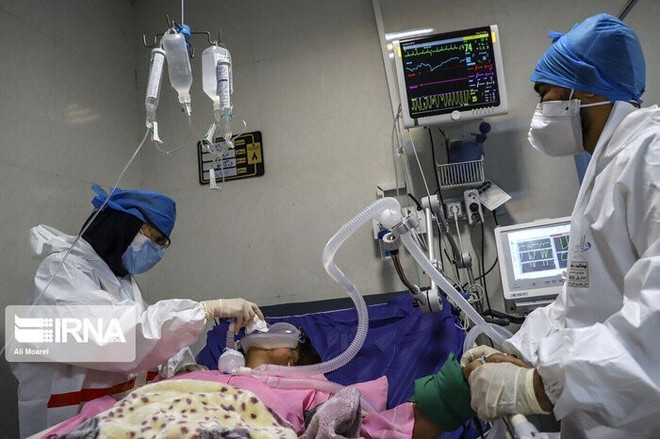 Bệnh nhân nhiễm COVID-19 được điều trị tại bệnh viện ở Tehran, Iran. (Ảnh: IRNA/TTXVN) Pakistan cấp phép sử dụng vắcxin Sputnik V, Iran bắt đầu tiêm chủng ảnh 2