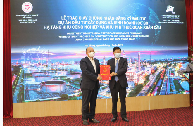 Hải Phòng trao giấy chứng nhận đầu tư dự án khu phi thuế quan-logistics và công nghiệp Lạch Huyện. (Ảnh: TTXVN) Hải Phòng phát huy tiềm lực, duy trì vị trí top đầu thu hút đầu tư ảnh 2