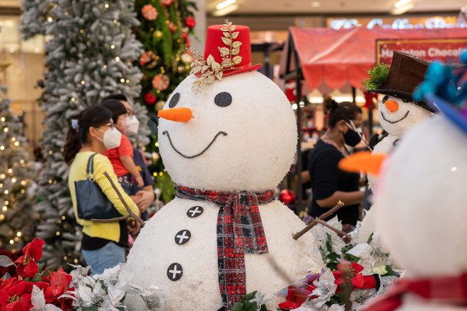 Không khí đón Giáng sinh trên thế giới giữa nỗi lo biến thể Omicron ảnh 1