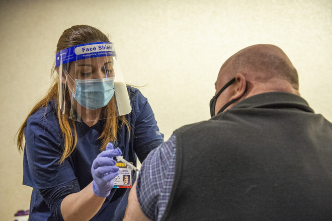 Mỹ giảm thời gian cách ly đối với nhân viên y tế mắc COVID-19 ảnh 1