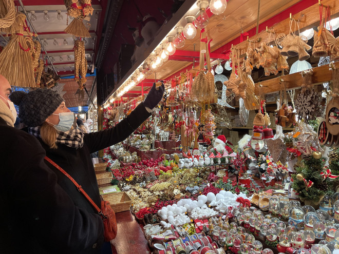 Người dân mua sắm tại một gian hàng đồ lưu niệm ở chợ Noel Strasbourg, Pháp. (Ảnh: TTXVN) Pháp, Anh ghi nhận số ca mắc mới COVID-19 cao nhất từ đầu dịch ảnh 1