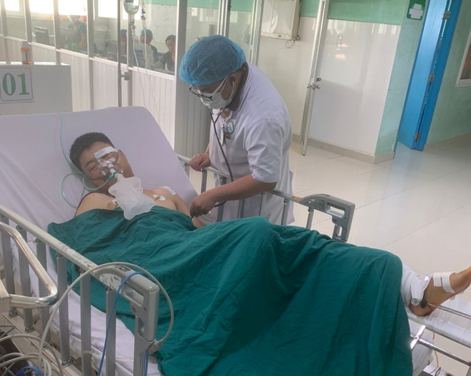 Bác sỹ tại Bệnh viện Đa khoa tỉnh Kon Tum tích cực chữa trị cho Đại úy Nguyễn Đình Phúc. (Ảnh: TTXVN phát) ttxvn-thong-chot-2-7700.jpg
