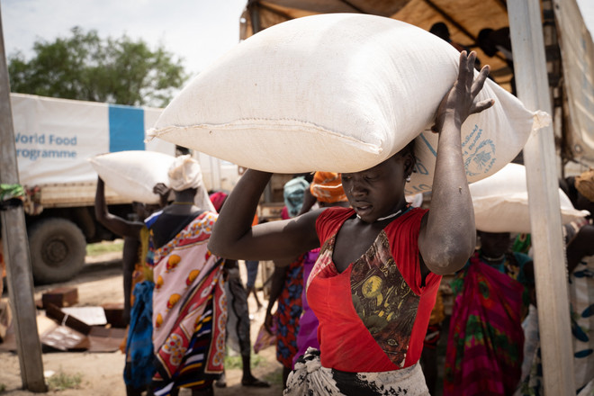 Người dân nhận lương thực cứu trợ tại Gumuruk, Nam Sudan, ngày 10/6/2021. (Ảnh: AFP/TTXVN) WB: Lạm phát do căng thẳng Nga-Ukraine gây ra nhiều bất ổn xã hội ảnh 1