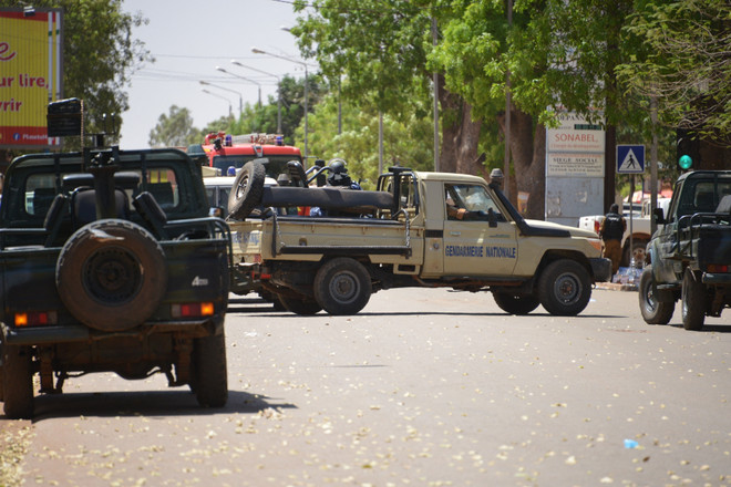 Binh sỹ phong tỏa hiện trường một vụ tấn công ở Ouagadougou, Burkina Faso. (Ảnh: AFP/TTXVN) Nhiều binh sỹ thiệt mạng trong vụ tấn công bằng mìn ở Burkina Faso ảnh 1