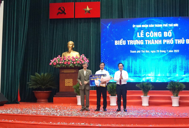 Tác giả của mẫu biểu trưng thành phố Thủ Đức được trao thưởng trị giá 100 triệu đồng. (Ảnh: Thu Hoài/TTXVN) Công bố biểu trưng thành phố Thủ Đức thuộc Thành phố Hồ Chí Minh ảnh 1