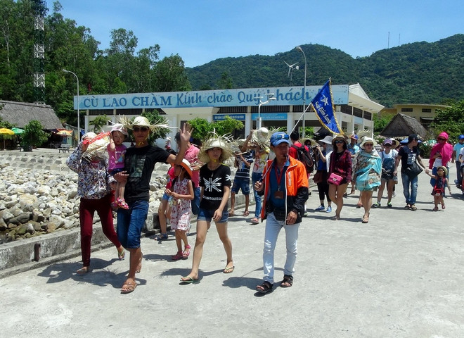 Thời tiết xấu, hơn 1.000 du khách mắc kẹt tại Cù Lao Chàm ảnh 1