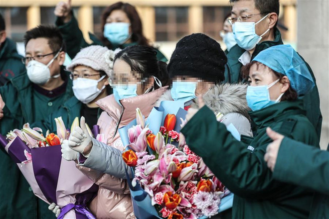 Bệnh nhân được xuất viện ở Vũ Hán (Nguồn: China Daily) Vũ Hán không phải thành phố có tỷ lệ tử vong do virus corona cao nhất ảnh 1