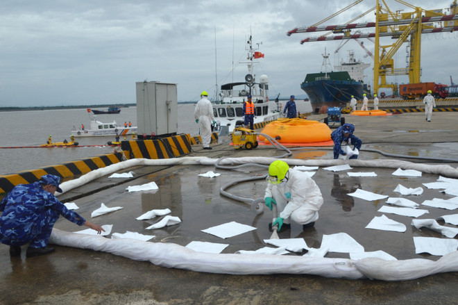 Diễn tập tìm kiếm, cứu hộ cứu nạn và ứng phó sự cố tràn dầu trên biển ảnh 2