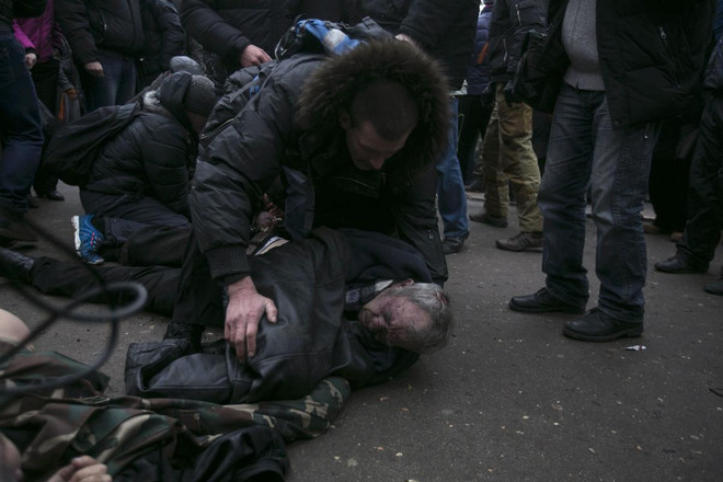 Ukraine: Lại xảy ra biểu tình bạo lực mới ở Crimea ảnh 2