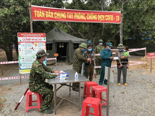 Các chốt kiểm dịch COVID-19 của Bộ đội biên phòng tỉnh Gia Lai kết hợp công tác rà soát, không để lọt trường hợp xuất nhập cảnh trái phép dịp Tết Nguyên Đán Tân Sửu 2021. (Ảnh: Hồng Điệp/TTXVN) Gia Lai tăng cường phòng dịch, ngăn nhập cảnh trái phép dịp giáp Tết ảnh 1