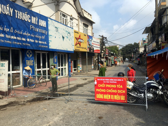 Phong tỏa, cách ly y tế đối với xã Tân Trường, huyện Cẩm Giàng. (Ảnh: TTXVN phát) Sáng 7/2: Ghi nhận thêm 4 ca lây nhiễm mới, 3 ca tại ổ dịch Cẩm Giàng ảnh 1