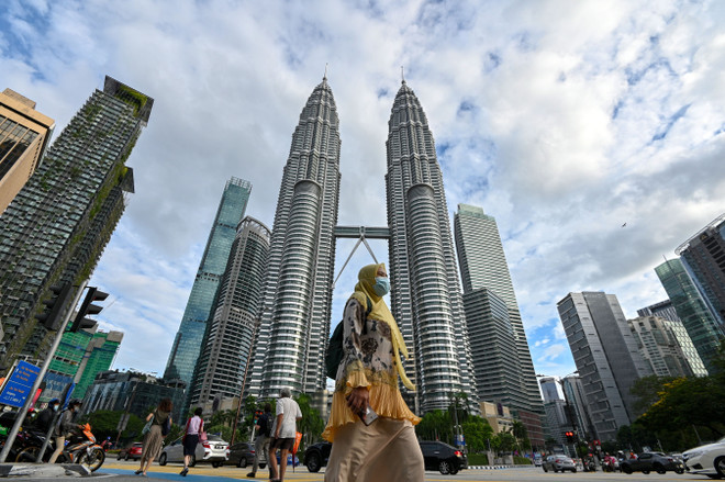 Người dân đeo khẩu trang phòng lây nhiễm COVID-19 tại Kuala Lumpur, Malaysia, ngày 11/1/2021. (Ảnh: THX/TTXVN) Malaysia nới lỏng quy định phòng dịch COVID-19 vào dịp Tết Nguyên Đán ảnh 1