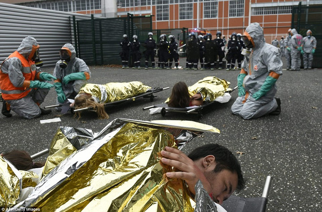 [Video] Pháp tăng cường diễn tập an ninh trước thềm EURO 2016 ảnh 1