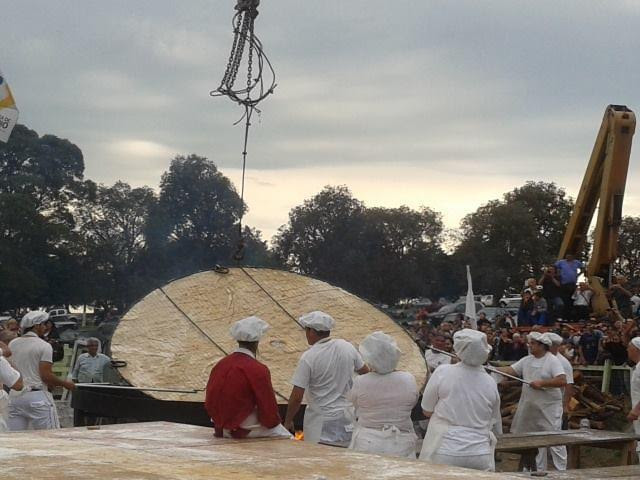 Uruguay lập kỷ lục làm chiếc bánh rán lớn nhất thế giới ảnh 1