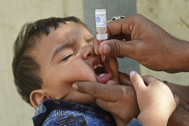 Nhân viên y tế nhỏ vaccine ngừa bệnh bại liệt cho trẻ em tại Karachi, Pakistan. (Ảnh: AFP/TTXVN) Quỹ Bill và Melinda Gates hỗ trợ thêm 1,2 tỷ USD để chống bại liệt ảnh 1