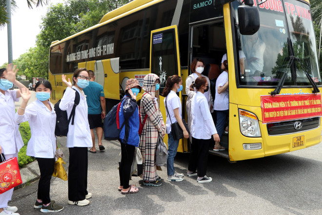 Cán bộ, giảng viên và sinh viên Trường Đại học Kỹ thuật Y tế Hải Dương lên đường chi viện cho Bắc Giang và Bắc Ninh chống dịch COVID-19. (Ảnh: Mạnh Tú/TTXVN) Dịch COVID-19: Tích cực hỗ trợ các địa phương phòng, chống dịch ảnh 2