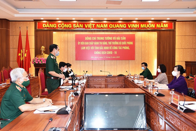 Trung tướng Vũ Hải Sản, Ủy viên Trung ương Đảng, Thứ trưởng Bộ Quốc phòng phát biểu tại buổi làm việc với tỉnh Bắc Ninh về công tác phòng, chống dịch COVID-19. (Ảnh: Thái Hùng/TTXVN) Dịch COVID-19: Tích cực hỗ trợ các địa phương phòng, chống dịch ảnh 1