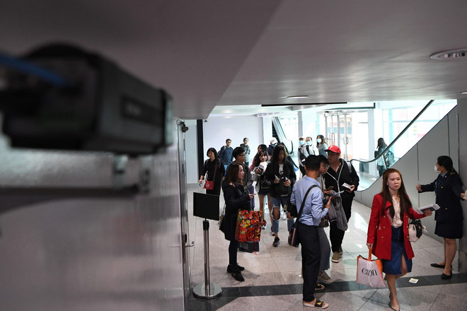 Hành khách tại sân bay quốc tế Phnom Penh, Campuchia ngày 22/1/2020. (Ảnh: AFP/TTXVN) Campuchia hy vọng đón thêm khách đường không bất chấp yêu cầu đặt cọc ảnh 1